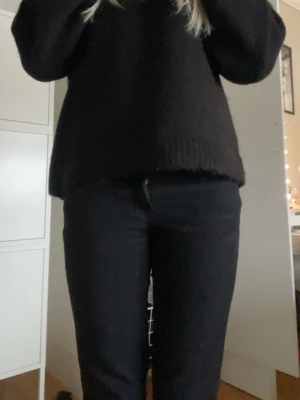 Svarta bootcut jeans från weekday - Säljer ett par svarta bootcut jeans från weekday. Jeansen har låg midja , utsvängda ben. Materialet är stretchigt och bekvämt, perfekt för en trendig och avslappnad look. Passar till allt och ger en snygg siluett.