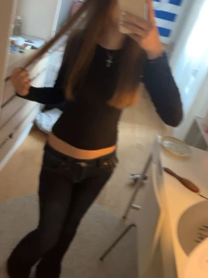 True Religion mörkblå bootcut jeans - Säljer ett par mörkblå bootcut jeans från True Religion med ikoniska kontrastsömmar och stora fickor bak med silverfärgade knappar. I storlek W25 Nästan aldrig använd! Hör av vid frågor 🙏🏼🩷