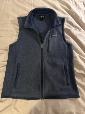 Patagonia väst - Säljer nu en riktigt fet och eftertraktad patagonia väst i storlek M och i fint skick! Tveka inte med att ställa frågor!