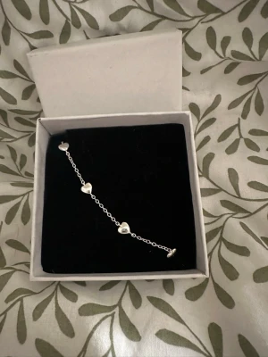 Snö armband - Jätte fint snö of Sweden armband med hjärtan på, det är i silver och är aldrig använt💞
