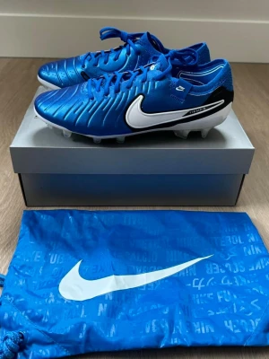 Nike Tiempo  - NIKE TIEMPO LEGEND 10 ELITE FG MAD AMBITION - SVART/VIT, storlek 43. Helt nya, inte ens provade. Tags kvar, kommer i originalkartong med tillhörande skopåse. Nypris 3149:-