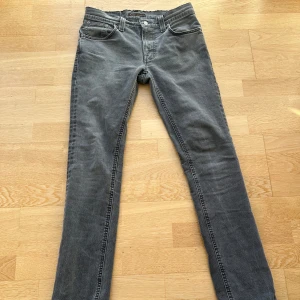 Nudie jeans herr grå - Snygga grå slim fit jeans, nudie jeans W30 L34 knappt använda, säljer pga för små och tighta runt midjan, inga repor eller skador🤩🙌
