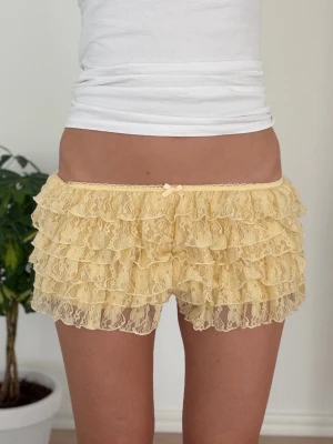 Extra lågmidjad spets shorts/kjol - Stoflek ”6” ~ sitter som en XS. Skickas inom 24h, PostNord prioriteras. Se liknande plagg i min profil! 