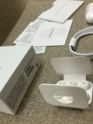 Apple AirPods Pro med laddningsetui - Säljer ett par vita Apple AirPods Pro med trådlöst laddningsetui, extra silikonpluggar och laddningskabel. Hörlurarna har en stilren och kompakt design i plast och levereras med originalförpackning och manualer. Perfekta för dig som vill ha grymt ljud och smidig anslutning till Apple-enheter.