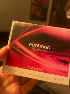 Calvin Klein Euphoria Magnetic Elixir 30ml - Euphoria Magnetic Elixir från Calvin Klein är en parfym i en snygg förpackning med rosa och svarta abstrakta mönster. Flaskan innehåller 30 ml och är en intensiv doftspray. Perfekt för dig som gillar moderna och djärva dofter.