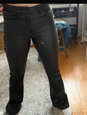 Skinnbyxor - Säljer dessa då jag ej använder de längre. Mycket fint skick, inga tecken på slitage. Minns ej vart jag köpte de men märket är only.  Innerbenslängd: 78cm  Storlek: xs