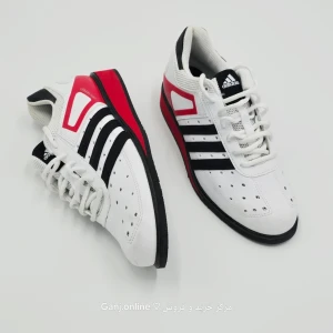 Vita Adidas sneakers med svarta ränder - Snygga vita sneakers från Adidas med klassiska svarta ränder på sidorna och röda detaljer vid hälen. Skorna har perforerade hål för ventilation, vit ovandel i läder och svart yttersula. Perfekta för dig som gillar sportig och stilren look.