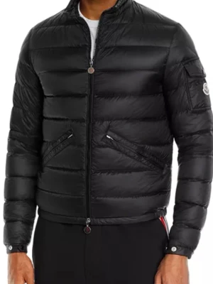 Svart dunjacka från Moncler Agay - Snygg svart dunjacka från Moncler med quiltad design och diskret logga på ärmen. Jackan har dragkedja framtill, två snedställda fickor med dragkedja och ståkrage. Perfekt för kalla dagar och ger en clean look.