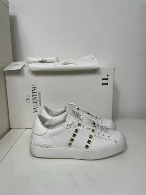 Valentino Rockstud Skor  - Säljer nu dessa Valentino Rockstud Skor med ett nypris på 7 700 kr!, skriv för fler bilder/frågor🙌🏼 