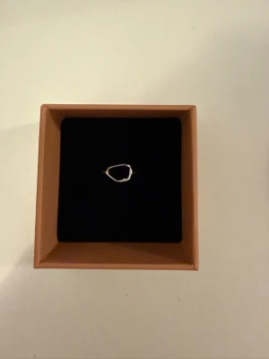 Snygg silverring med organisk form - Minimalistisk ring i silver med en unik, organisk form. Perfekt för dig som gillar stilrena och moderna accessoarer. Ringen levereras i en snygg ask och passar till alla tillfällen där du vill addera en cool detalj.