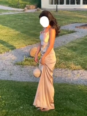 Champagnefärgad långklänning i satin - Elegant långklänning i champagnefärgad satin med smala axelband och slits framtill. Klänningen har en mjukt draperad urringning och följsam passform som ger en lyxig känsla. Perfekt för speciella tillfällen. Från shein stl xs, passar även s. Hör av dig vid frågor eller bud!