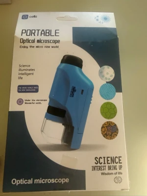 Portabelt optiskt mikroskop för barn - Säljer ett portabelt optiskt mikroskop från Science. Finns i blått och vitt, kompakt design i plast med genomskinlig linsdel. Perfekt för att utforska mikrovärlden och upptäcka nya detaljer i vardagen. Smidig att ta med och enkel att använda för nyfikna upptäckare.
