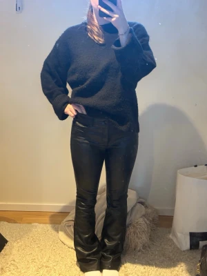 Svarta coated bootcut jeans - Så så fina Skinnbyxor, perfekta för alla tillfällen! 🩷😍🪩