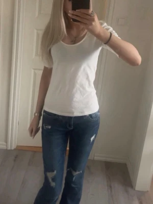 Vit basic t-shirt från Lindex - En klassisk vit t-shirt från Lindex i storlek XS. 