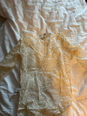 Spetsbody i creme från Stradivarius - (Utförsäljning av alla mina kläder, så priset jag lägger ut för gäller, och inget lägre)