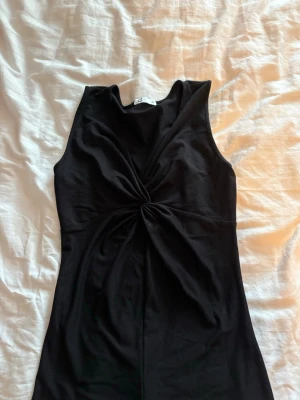 Svart twistad ärmlös topp - (Utförsäljning av alla mina kläder, så priset jag lägger ut för gäller, och inget lägre)