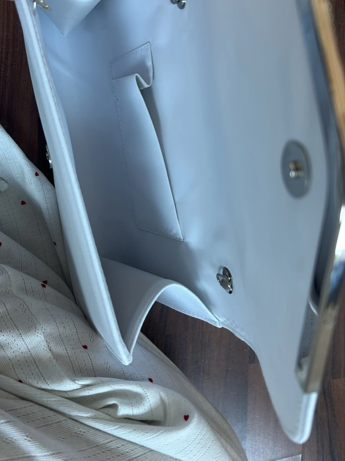 Vit kuvertväska med silverdetalj - 2