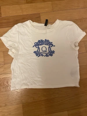 Vit croppad t-shirt Queen of Your Heart - Säljer en vit croppad t-shirt med Y2k inspirerat tryck. Jättegullig verkligen. 