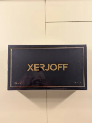 Xerjoff More Than Words EdP 100ml - Xerjoff More Than Words En unik och exklusiv parfym Djup och varm doft med oud, ros och träiga noter. Mycket bra hållbarhet 30% oljor innehåller fastnar på hud och kläder hela dagen. Nypris: 2700 kr Säljer för: 1500 Full presentation går att (diskuteras)
