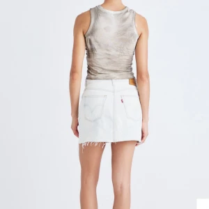 NY Levi’s jeanskjol ljusblå  - Säljer en helt ny ljusblå jeanskjol från Levi's (lapp kvar). Nypris 850kr. Strl 26 (S) 🩷