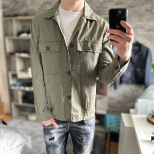 Overshirt - Mycket fint skick, inga defekter. Storlek M, passar dig som är 175-185cm ungefär. Skriv för mer information!🤝