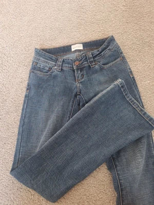 Blå bootcut jeans från Abrand Jeans - Säljer ett par blå bootcut jeans från Abrand Jeans. De har superlåg midja och är i modellen tall. Nästan helt oanvända så i superbra skick! Skriv för fler bilder eller mått