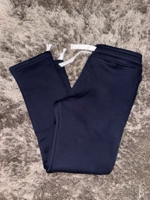 Russemerch byxor - Helt nya byxor, helt oanvända och jag säljer pågrund av dem va för små. I unisex M. 