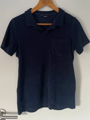 Frotté piké - Enbart använd 3 gånger därav super fint skick, storleken är 170 men sitter som storlek s(passar dig som är under 183), hör av dig vid övriga frågor;)