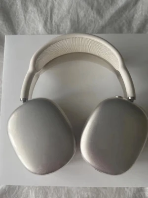 AirPods Max - Apple AirPods Max i silver (färgen/modellen starlight), Köpta på Power kvitto finns kvar. Nyskick sällan använda. Haft i ett år ungefär lite mer. Inga fel eller defekter över huvudtaget. Box och allt Og medföljer