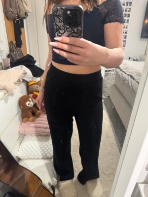  Only mysbyxor - Säljer ett par svarta mjukisbyxor från ONLY med rak passform och hög midja. De är super bekväma och i storlek S!💕