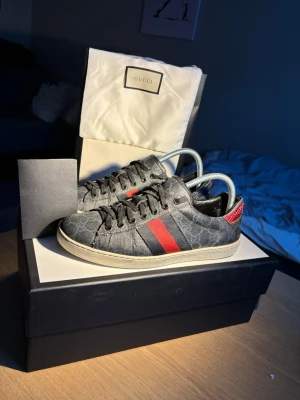 Gucci ace skor  - Äkta Gucci ace skor i mycket bra skick. Storlek 39,5 men fungerar för 40. Nypris 8399 och allt på bilderna ingår 
