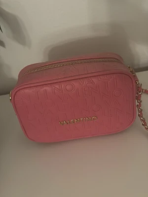 Rosa handväska från Valentino - Säljer en snygg rosa handväska från Valentino superfin färg till vår och sommar , väskan är använd 1 gång och i nyskick , väskan säljs för 650 kr