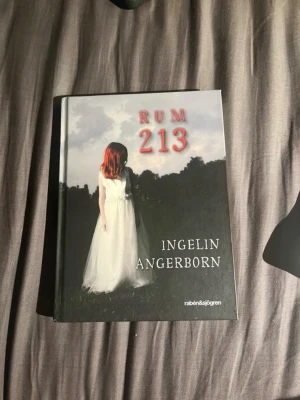 Rum 213 - Ingelin Angerborn - Rum 213 är bok nummer 1 i rum 213 serien som följer Meja, Bea och Elvira. Böckerna går att läsas i o-ordning men jag rekommenderar att läsa dem i ordning!