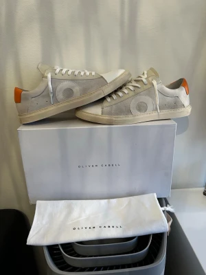 Oliver Cabell skor - Säljer ett par riktigt feta Olivier Cabell skor i väldigt bra skick. Man ser inga defekter på användning alls. Skorna är perfekta nu till våren, hör av er vid frågor