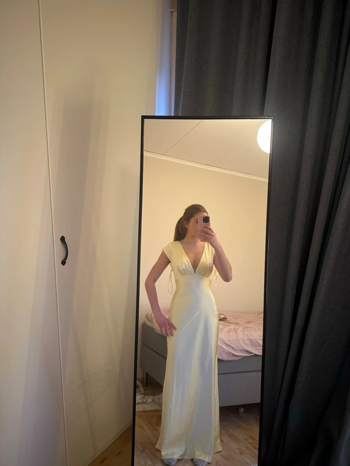 Ljusgul långklänning med v-ringning från Hello molly - 1