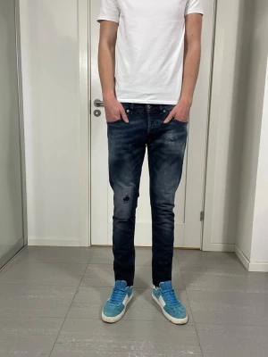 Dondup George Jeans  - Säljer nu dessa Dondup George Jeans med snygg tvätt och slitningar i populär design, skriv för fler bilder/frågor🙌🏼