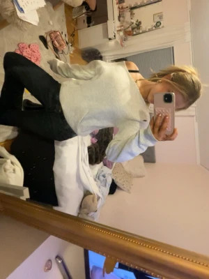Ljusgrå hoodie sneddad  - Söt hoodie utan luva den är nerskärd vid axklarna aldrig använd och storlek Xs.