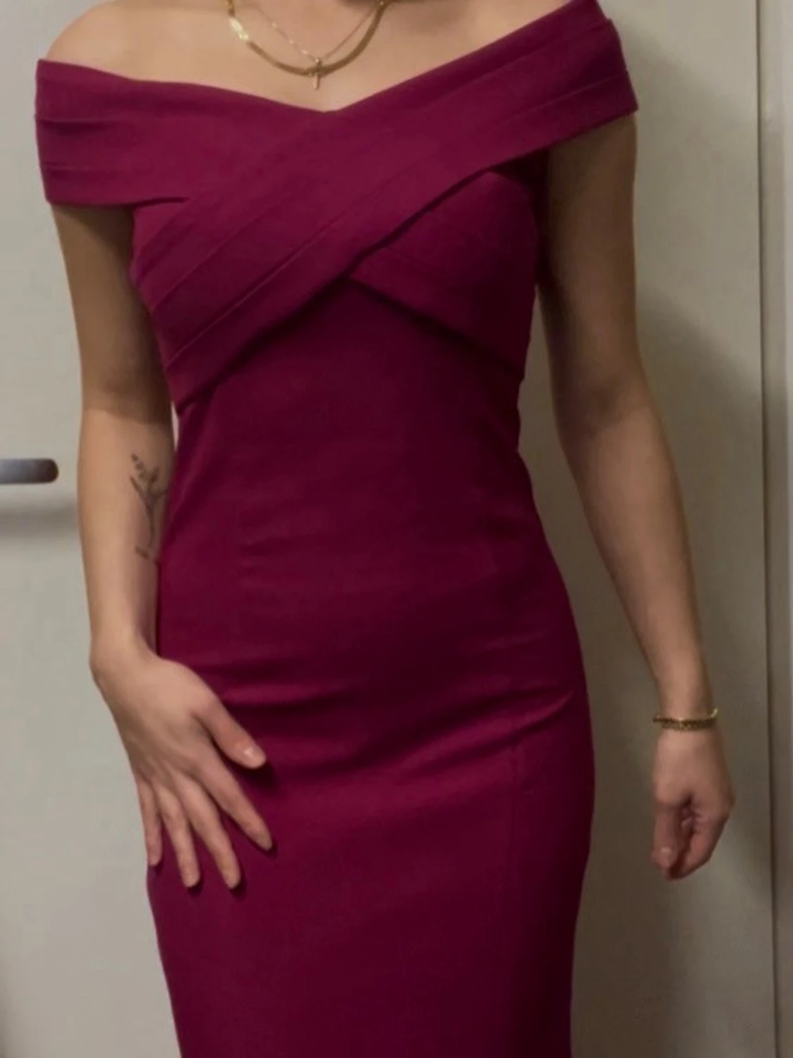 Vinröd långklänning med offshoulder - 2