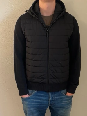 J.Lindeberg hybrid cardigan - Väldigt fint skick, inga defekter eller liknande | Storlek M, modellen är 185 cm lång och den är för liten.