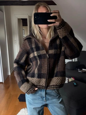 Brun och beige rutmönstrad stickad tröja - Snygg stickad kofta/jacka med hög krage 