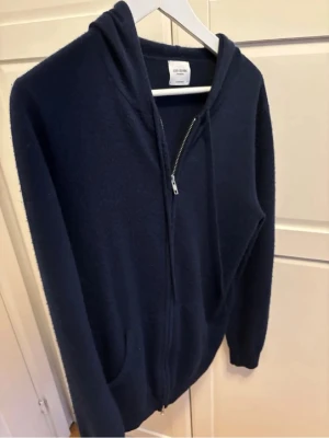 John Henric cashmire hoodie  - Säljer en sjukt fet och skön cashmire hoodie i 100% cashmire, sick 9,5/10 knappt använd med ett ny pris på ca 3000kr men säljer för endast 1499 men pris kan självklart diskuteras vid snabb affär, fraktar samt innom 24h
