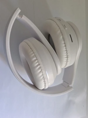 Gaming Wireless headset B39 White  - Detta är en gaming hörlurar som kan ta in micro sd-kort, har radio, och paras med datorer, TV , mobiltelefoner o.s.v ...så länge det finns bluetooth koppling . Dem har bass , är justerbara enligt huvud storlek, och går att vika till packning . Skicket är mycket bra och kommer från ett rökfritt och djurfritt hem. De laddas med micro usb-kabel som inte finns med. Lådan saknas . 