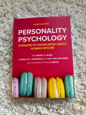 Personality Psychology Fourth Edition - Titeln är 'Personality Psychology: Domains of Knowledge About Human Nature' av R. Larsen, D. Buss m.fl. Perfekt för dig som vill fördjupa dig i personlighetspsykologi och mänsklig natur. IBSN: 978-1-5268-5008-9