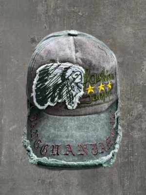 Vintage Keps - En extremt snygg vintage keps! Kepsen är i ny skick och passar med allt! Perfekt för sommaren! Kontakta gärna oss om du har några frågor, priset är ej hugget i sten! Mvh saint ;)