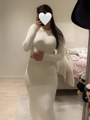 Vit ribbstickad topp och kjol - Säljer ett set med vit ribbstickad croptröja och matchande lång kjol. Tröjan har långa ärmar och rund halsringning, och kjolen är figurnära och hellång. Kjolen är i storlek xs och toppen i M men skulle säga att den funkar som xs-s med då den är Stretch 