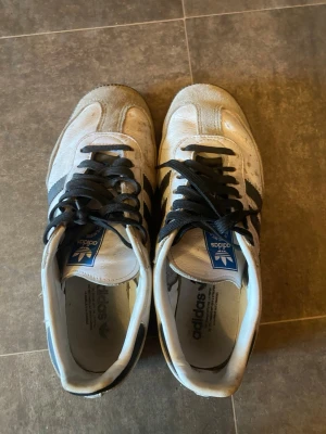 Adidas samba  - Fina adidas samba skor i storlek 38. Lite smutsiga men kan tvättas lite snabbt. Priset kan även diskuteras👍