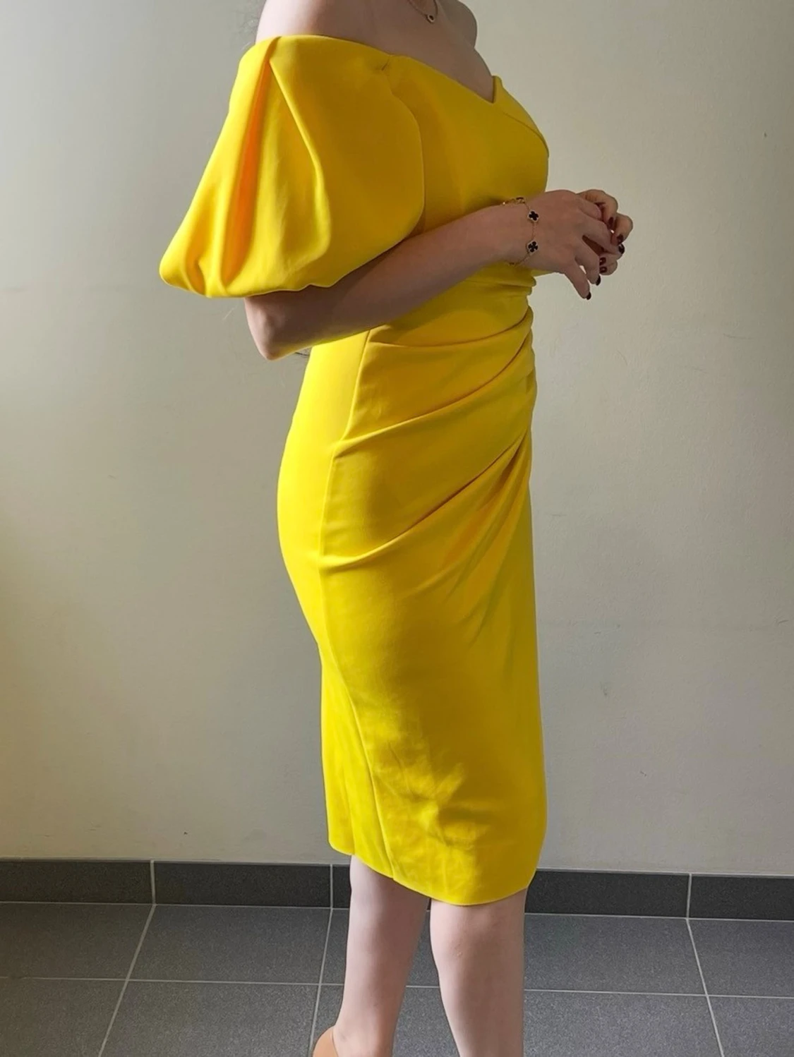 Gul off shoulder klänning med puffärm - 1