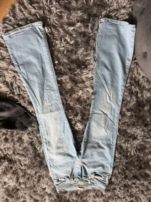 Ljusblå bootcut jeans från Perfect Jeans - Säljer ett par ljusblå bootcut jeans från Gina tricot i stl 34. Dem är lite ”ribbade” längst nere i slutet. 