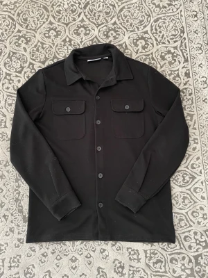 Svart Overshirt - Overshirt från Only&Sons | Storlek S | Som ny, inga defekter | Bara att höra av dig vid funderingar👑