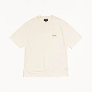 Vit t-shirt från Stüssy - Helt ny - oanvänd!  Säljer en stilren vit t-shirt från Stüssy med liten logga på bröstet. Klassisk passform och rund halsringning, perfekt till jeans eller shorts. Enkelt och snyggt plagg för dig som gillar streetwear.